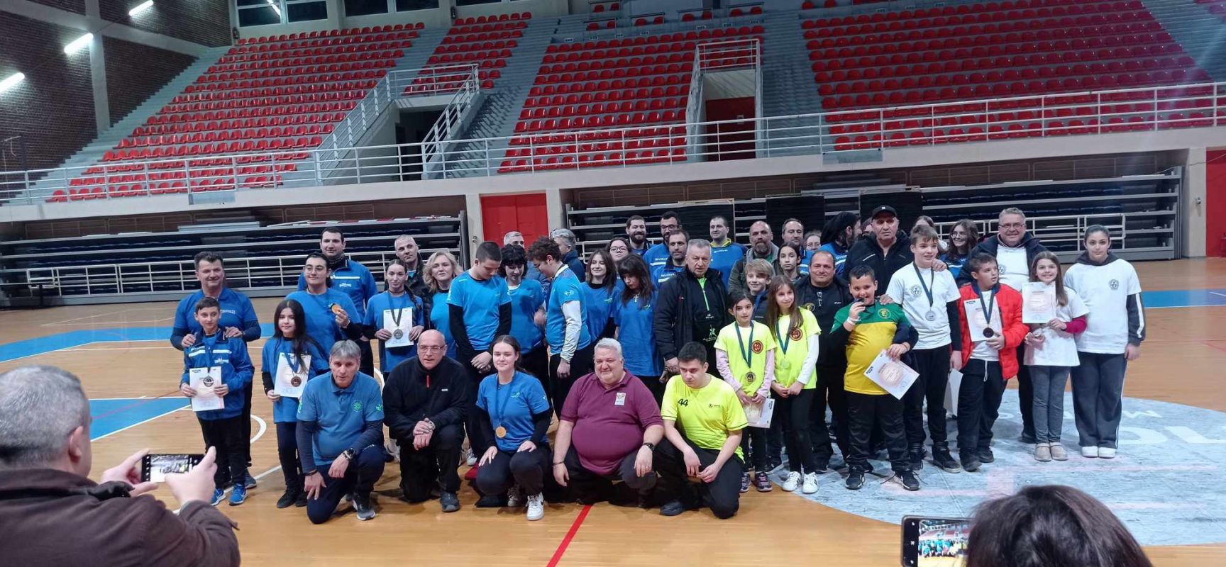 Στιγμές απο το πρώτο αγώνα της χρονιάς στο Κλειστό Λευκόβρυσης Στιγμές απο το πρώτο αγώνα της χρονιάς στο Κλειστό Λευκόβρυσης